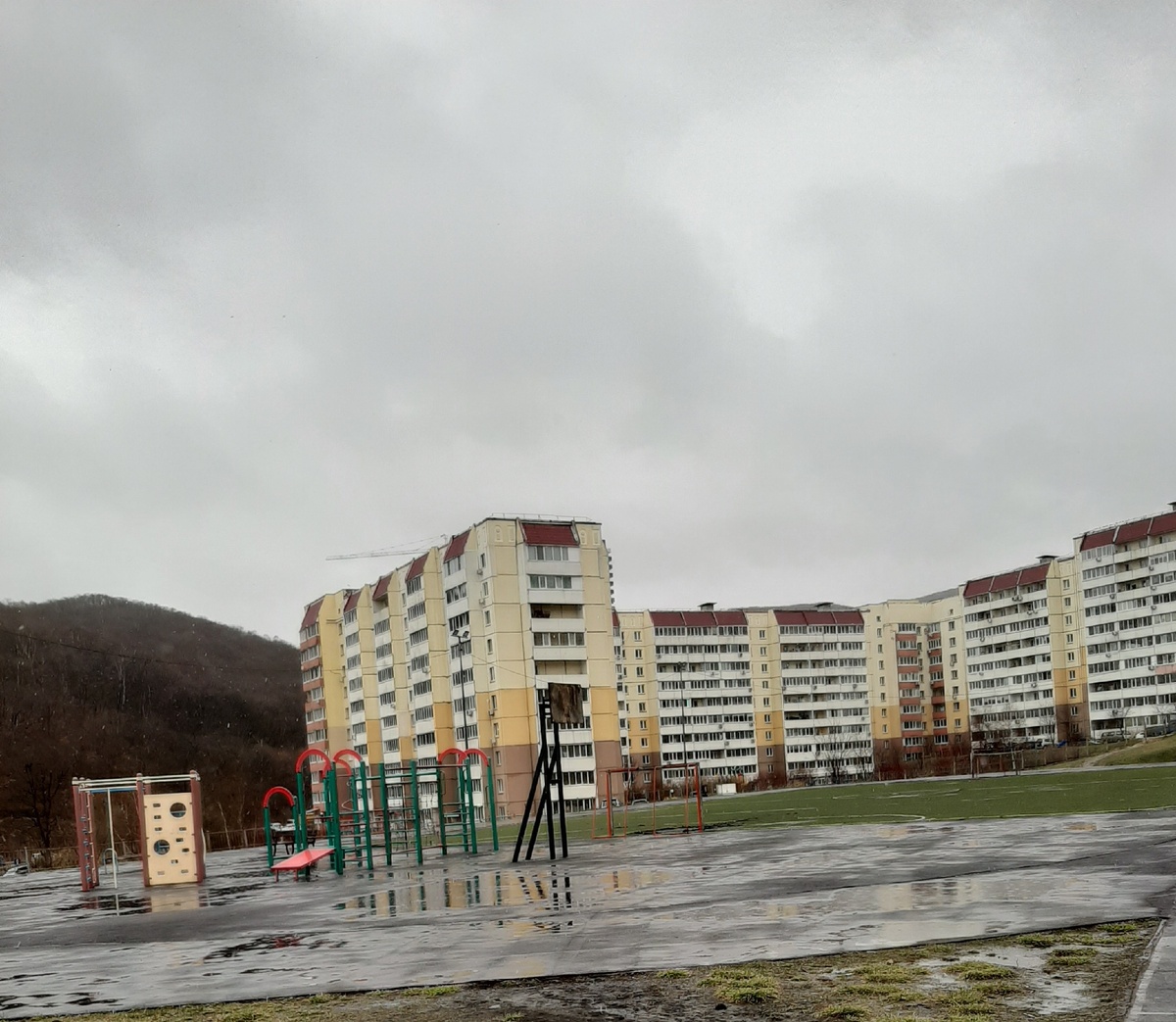 Стадион абсолютно пустой, хотя и мокрый
