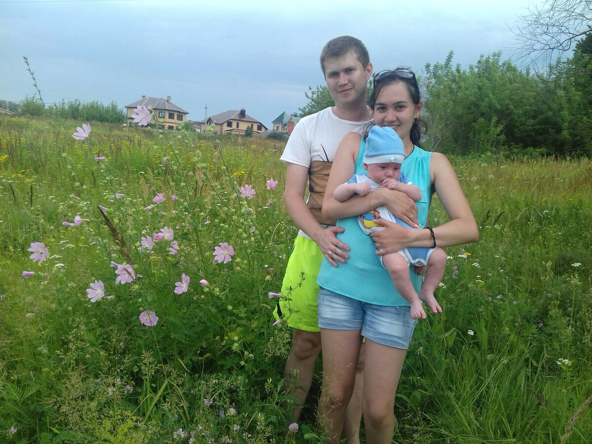 Ещё 3 года назад мы отдыхали на этой полянке около города, теперь здесь всё застроено.