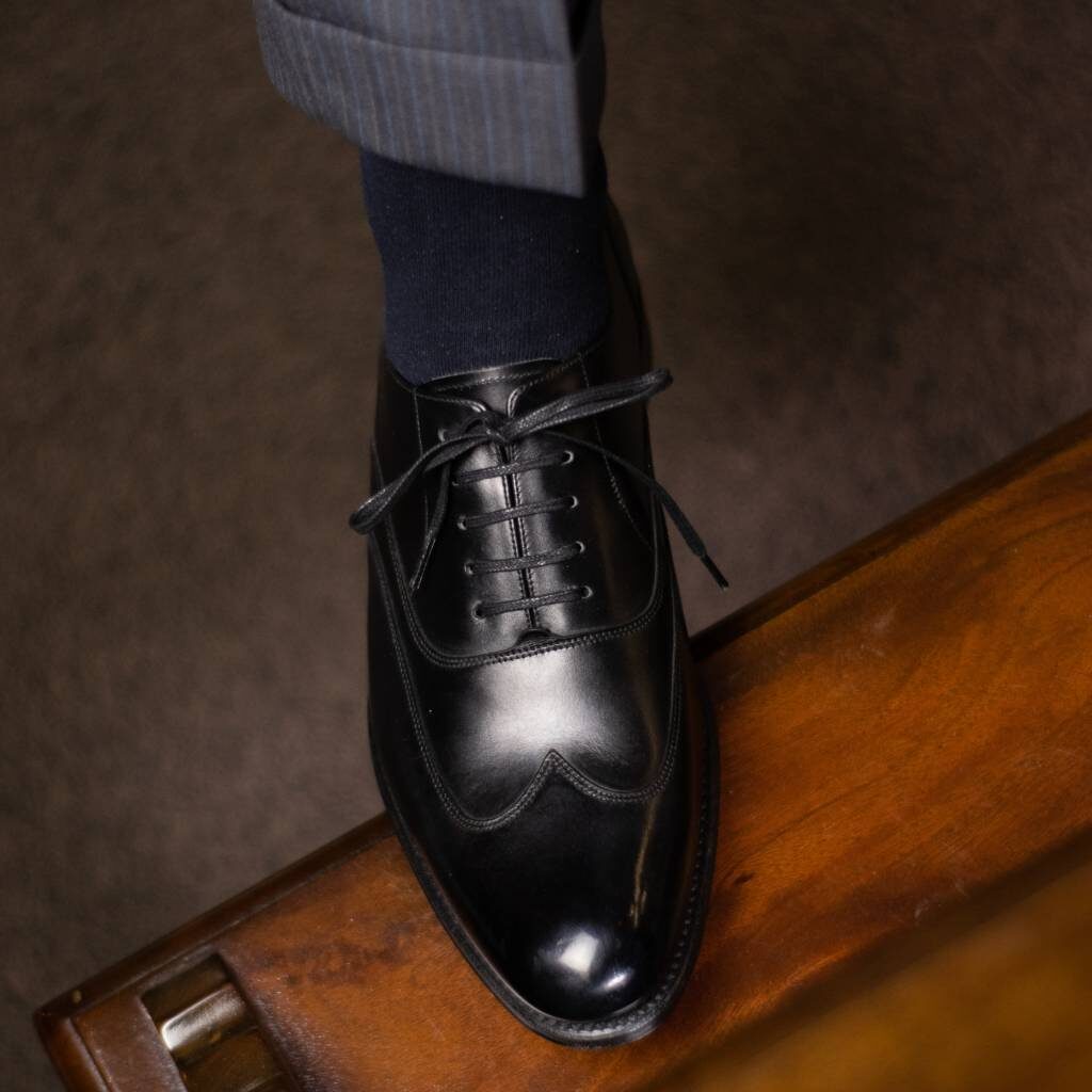 


      Туфля очевидно мала в подъеме                  Нормальная посадка                     Хорошая посадка
В области подъёма и свода стопы туфли должны прилегать плотно. Если есть свободное пространство, можно попробовать воспользоваться специальными накладками (tongue pads) или обратиться в добросовестную мастерскую за кастомизированной накладкой из кожи. Если туфли жмут вам в подъёме, попробуйте примерить другие модели (и помните о том, что дерби подходят для стоп с высоким подъёмом в среднем лучше, чем оксфорды... однако есть зависимость не только от типа шнуровки, но и от колодки – силуэта туфель). Слишком тугие в области подъёма туфли иногда можно растянуть, и об этом мы поговорим немного ниже.
