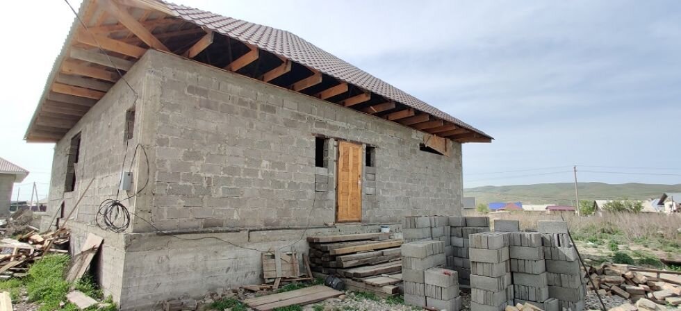 На снимке: дом, который строит хозяин Геллы для своей семьи.