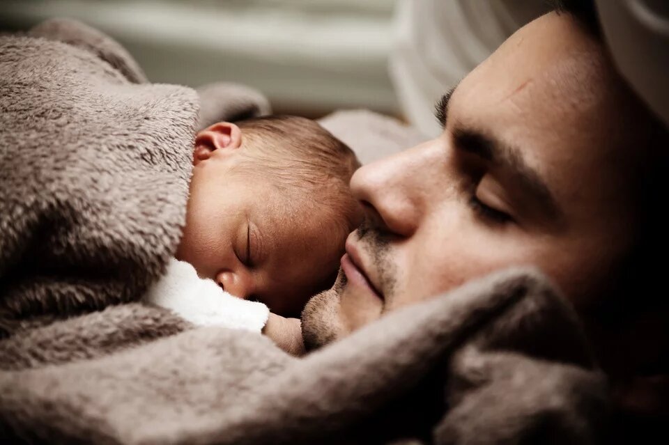 https://pixabay.com/photos/baby-child-cute-dad-daddy-family-22194/