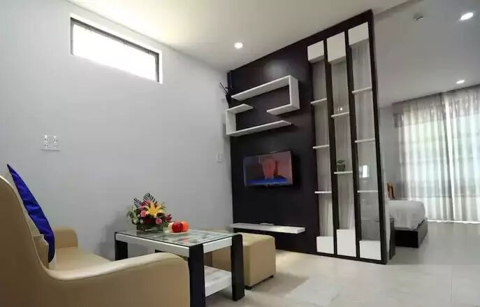 Большая студия (метров 40), разделенная на 2 зоны, с мини-балконом (шириной 5 см). 
И столько разных полочек, ящичков и розеток! 