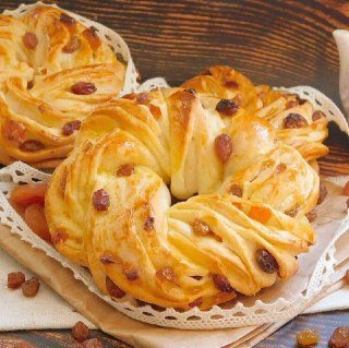 ​​Булочки с изюмом и курагой