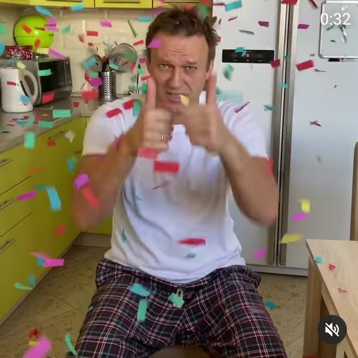 Алексей Навальный празднует 100000 подписей на сайте РОИ