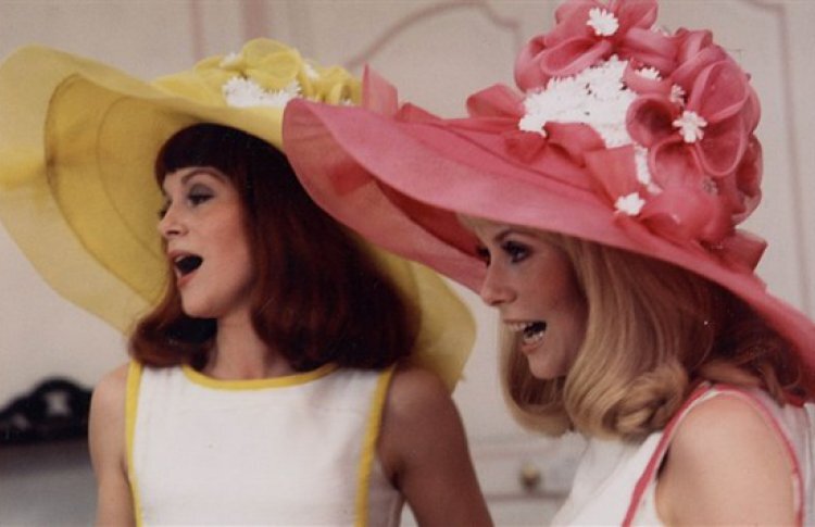 Пастельных цветов шедевр Жака Деми, этот светлый мюзикл о мечтах, любви и судьбе заботливо перерабатывает классический голливудский шаблон фильма о шоу-подмостках. И делает это так, что получается сладчайшее эссе об искусстве как эмоциональных американских горках. Катрин Денев и Франсуаза Дорлеак играют поющих двойняшек, мечтающих сбежать из сонного Рошфора в большой город. Когда в Рошфор приезжает мотоциклетно-музыкальный бродячий карнавал, девчата решают дать на нем свой последний концерт.