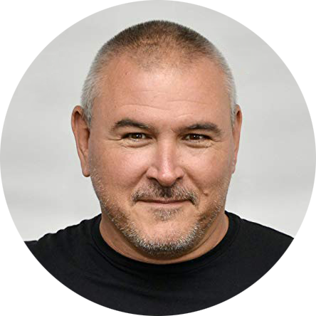 Антология получила возрастное ограничение 18+, и это не пустая предосторожность. Вы не раз увидите на экране кровь, насилие и секс. При этом анимация настолько высокого уровня, что в некоторых эпизодах можно видеть, как свежая кровь после боя буквально течет со стен. Ну а что вы ожидали от режиссера «Дэдпула»?
 
«Любовь, смерть и роботы» — это проект моей мечты, в котором сочетаются моя любовь к анимации и удивительные истории. Полуночные фильмы, комиксы, книги и журналы фантастики вдохновляли меня на протяжении десятилетий, но они были отнесены к пограничной культуре гиков и ботанов, частью которой я был. Я так рад, что творческий ландшафт наконец-то изменился настолько, что анимация на взрослые темы стала частью культурного разговора».
 Тим Миллер 
Над эпизодом Beyond the Aquila Rift с откровенными кадрами, которые были детально анимированны, работало около 45 человек. По словам специалистов, сцены секса — не самые распространенные в 3D-анимировании, однако именно этот вызов и стал наиболее интересным для команды.
