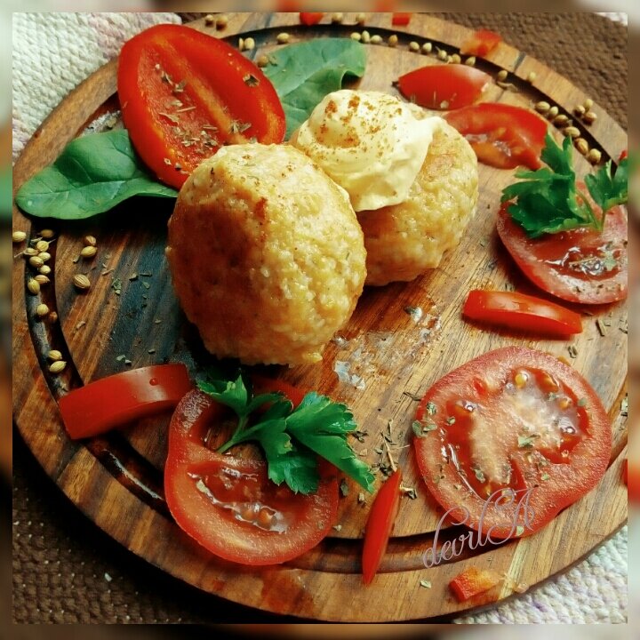 Подаем с овощами- помидорами, перцем и шпинатом. 