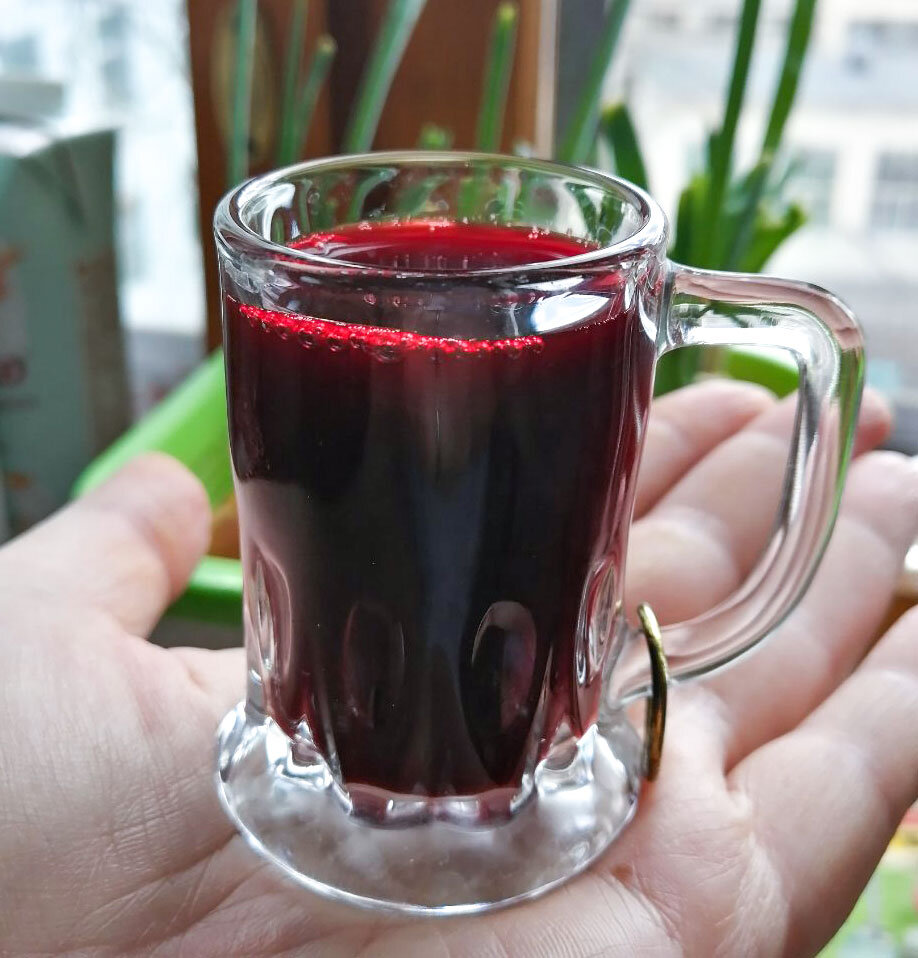 Свежевыжатый свекольный сок в чистом виде