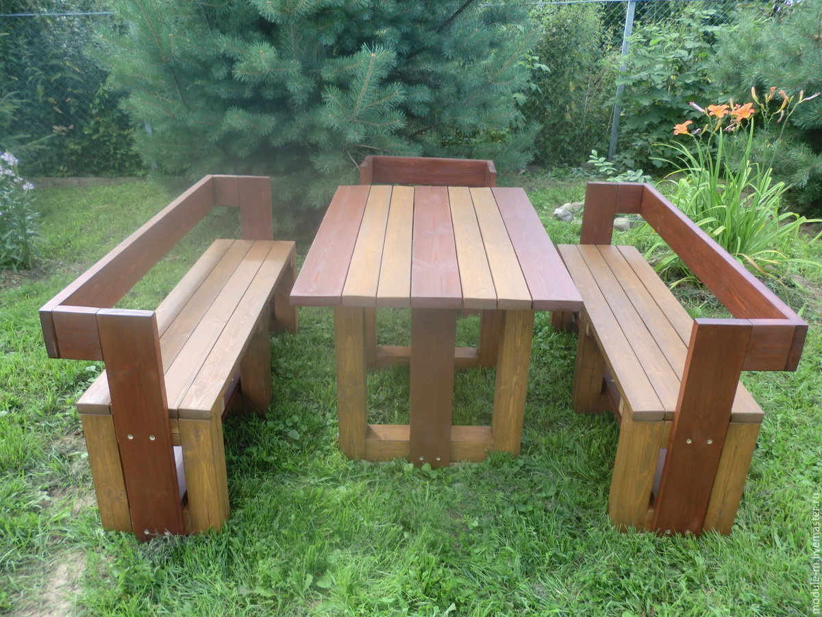 Деревянные скамейки и столы для сада или террасы в деревенском стиле