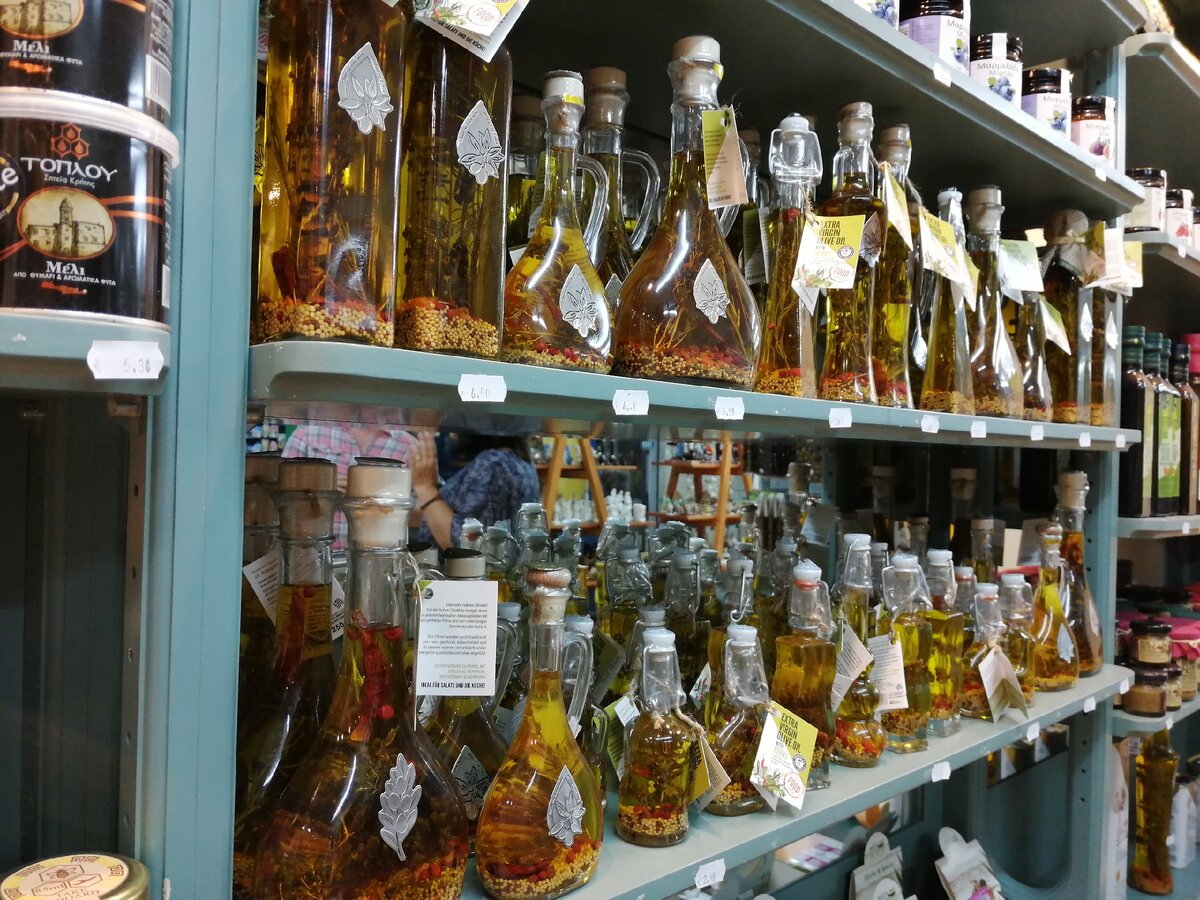 Сувенирное оливковое масло в магазине Ой-Да (Сталида, Крит). Фото Светы Давыдовой