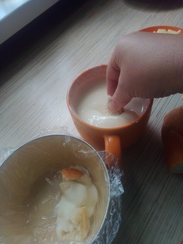 Отщипываем кусочек хлеба, окунаем в сметано-сахарную вкуснятину и кладём в миску.