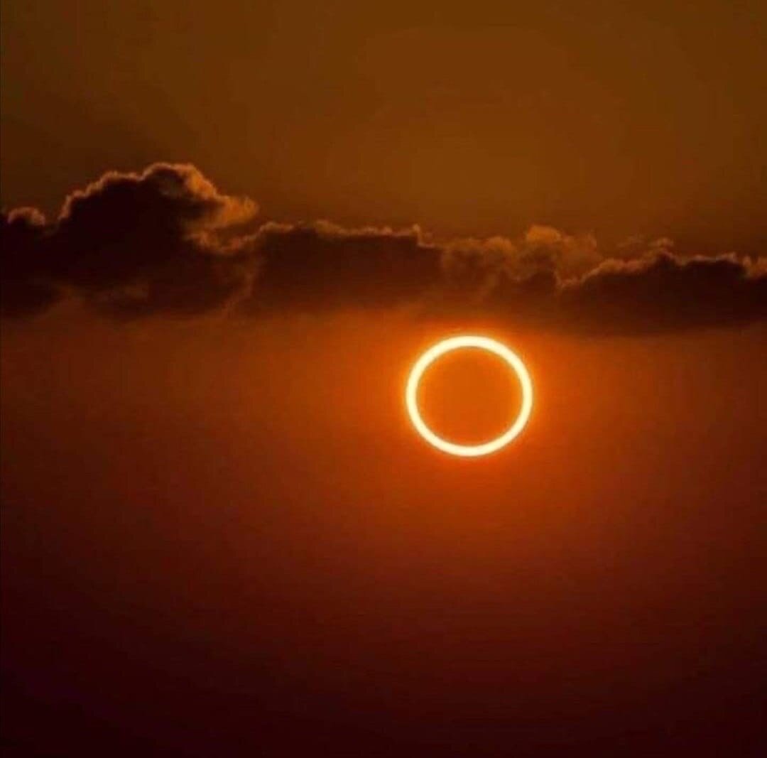Никто не ожидал такого от солнечного затмения, это называется 🔥 «Огненное кольцо» — одно из самых чудесных природных явлений, замеченное 21 июня Именно в этот момент Луна, Земля и солнце выстроились в одну линию.