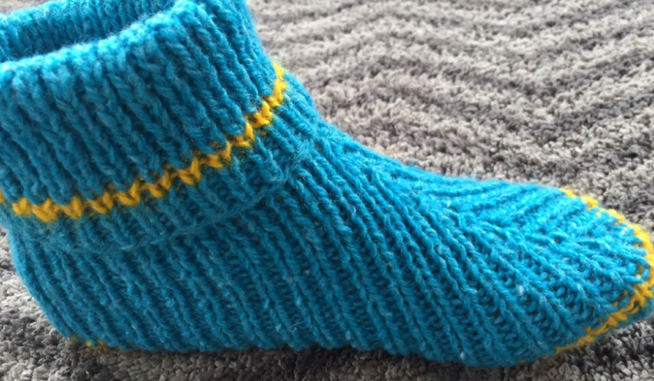 Носки на 2-х спицах без шва. Носки без швов на двух спицах. Носки на двух спицах. Вязаные носки на двух спицах. Носки на двух спицах без шва.