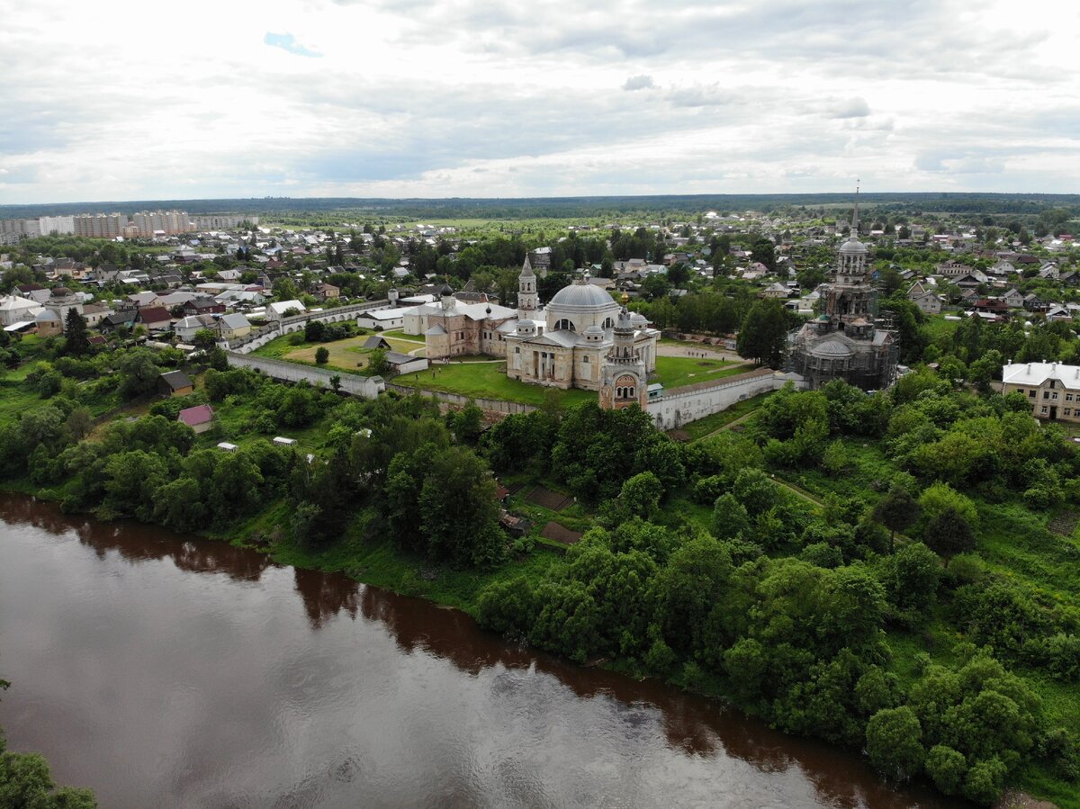 Вид на монастырский комплекс со стороны реки Тверцы. 