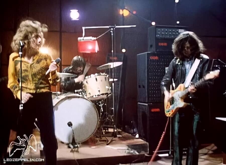 Зеппелины на Супер Шоу в Стэйнс. В руках Джимми тот самый подарок от Бэка. 