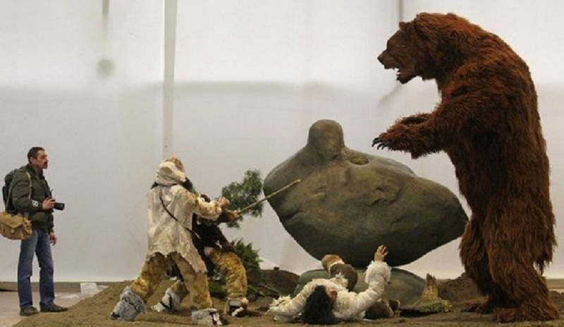 Древние охотники защищают фотографа от нападения короткомордого медведя