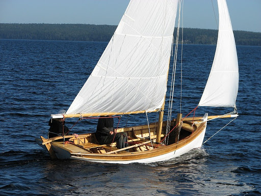 Обычная парусная лодка