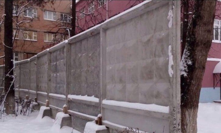 Забор ромбиками, ограждающий здания