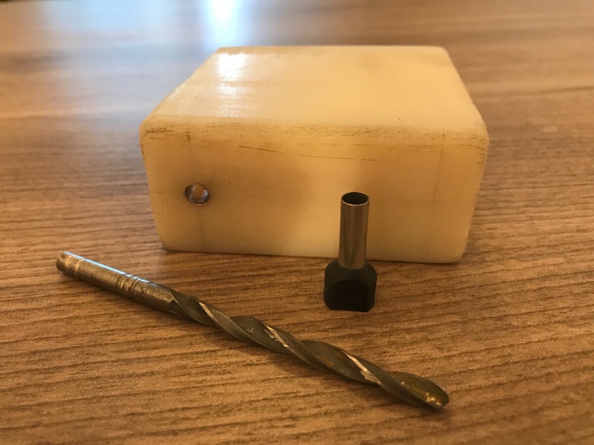 На переднем плане сверло 4,8 мм и гильза-наконечник