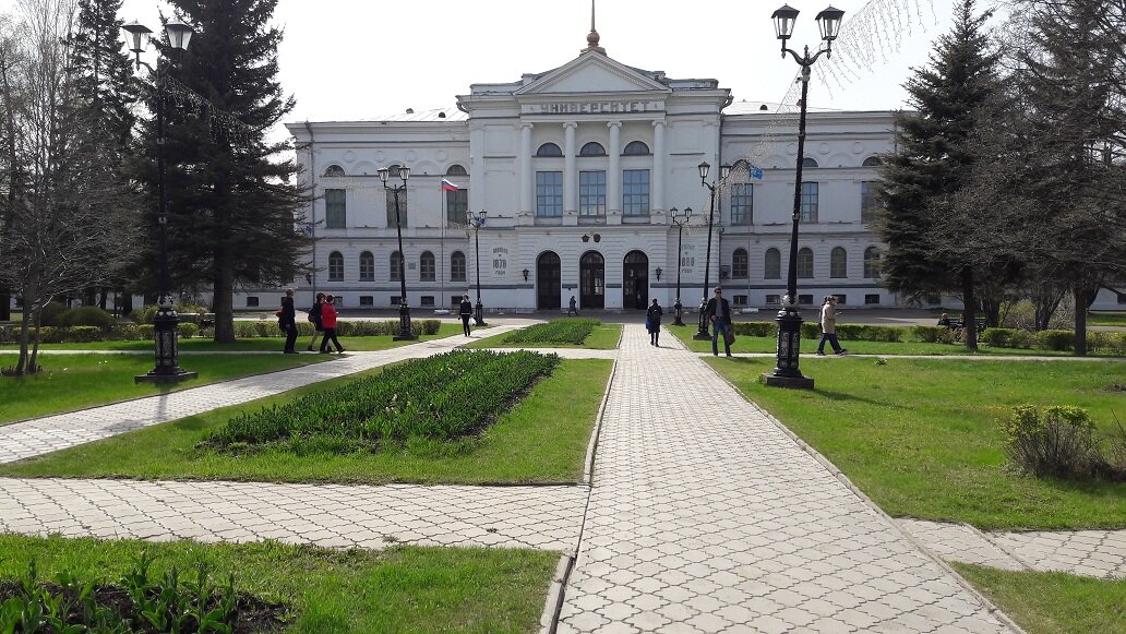 Здание одного из университетов на центральной улице города