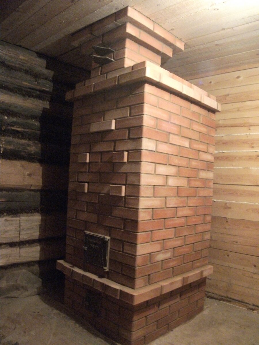 Печь, в которой вынимаются кирпичи для чистки.