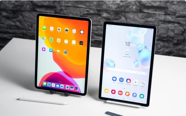 iPad Pro 11(слева) в сравнении с Samsung Galaxy Tab S7(справа)