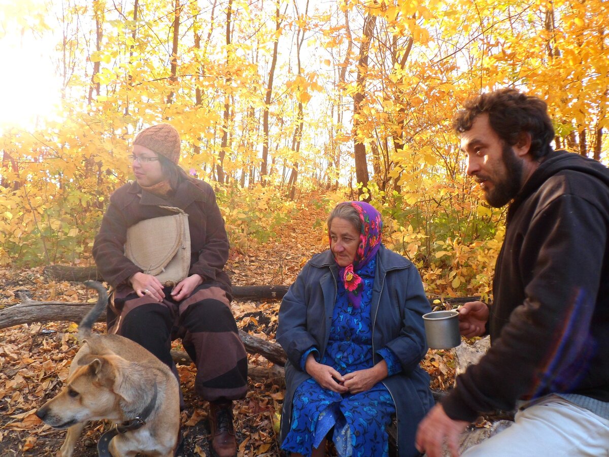 Я сразу поняла, что они с Коробком отчаянно похожи. Та же скуластая казачья смуглота, тот же поворот головы, тот же взгляд, устремленный как будто немножко в себя... 