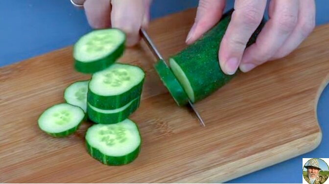 жена режет огурцы