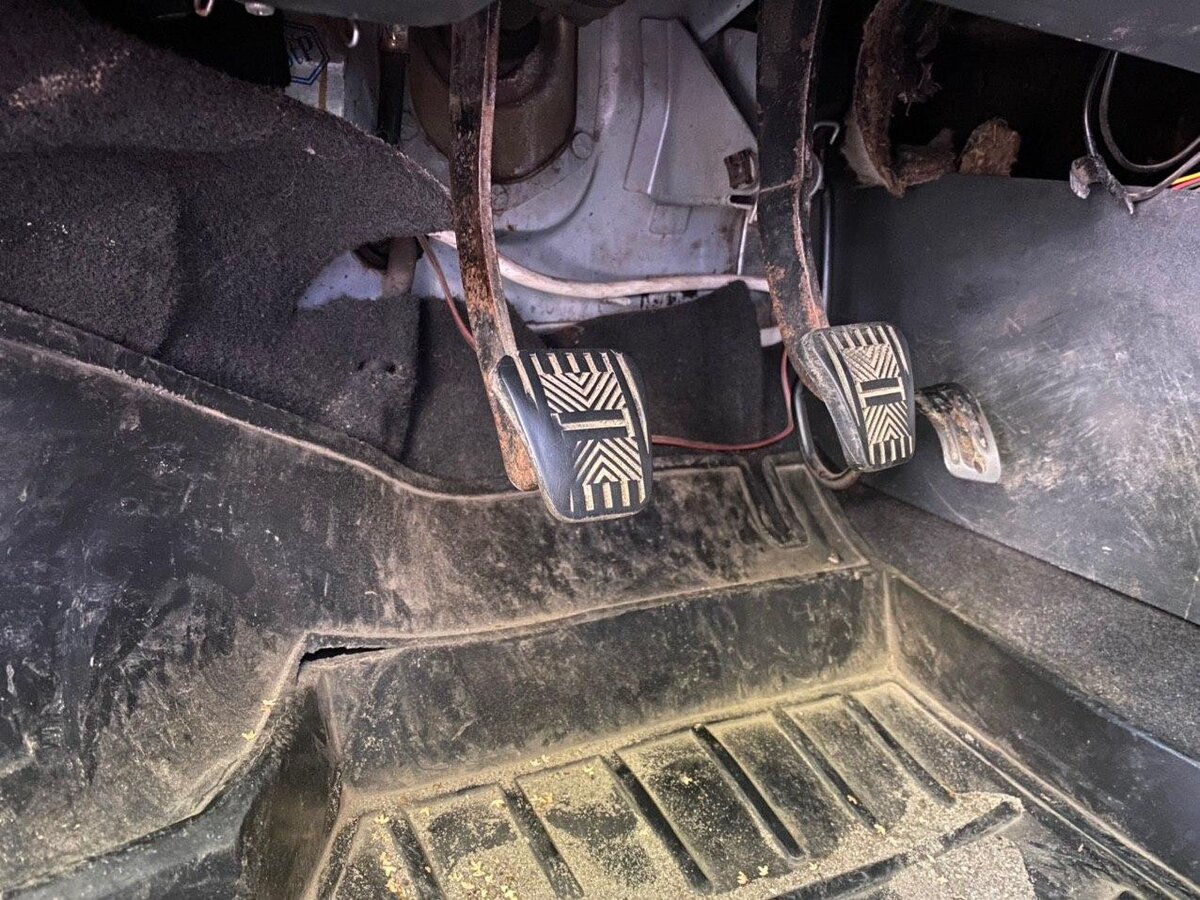 Педаль сцепления в авто