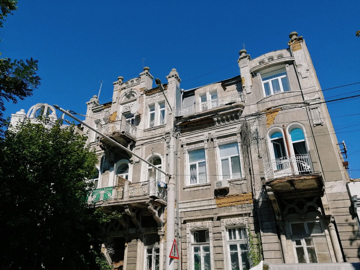 "Дом летчиков" на улице Братьев Буслаевых