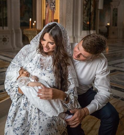 Элла Суханова с мужем и дочкой (фото из Instagram)