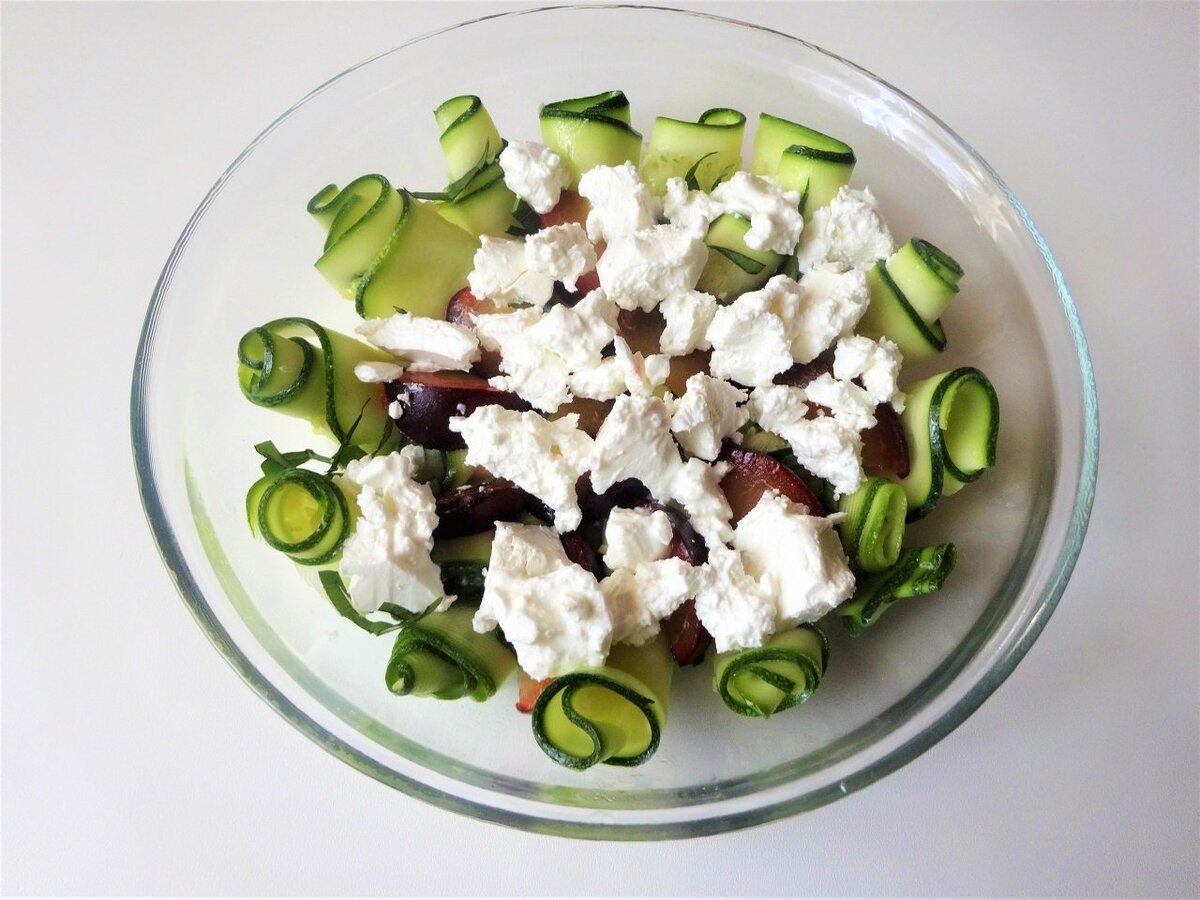 Вкусный салат с кедровыми орешками рецепт с фото