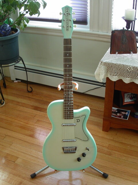 Речь о таких гитарах: Danelectro U-2...
