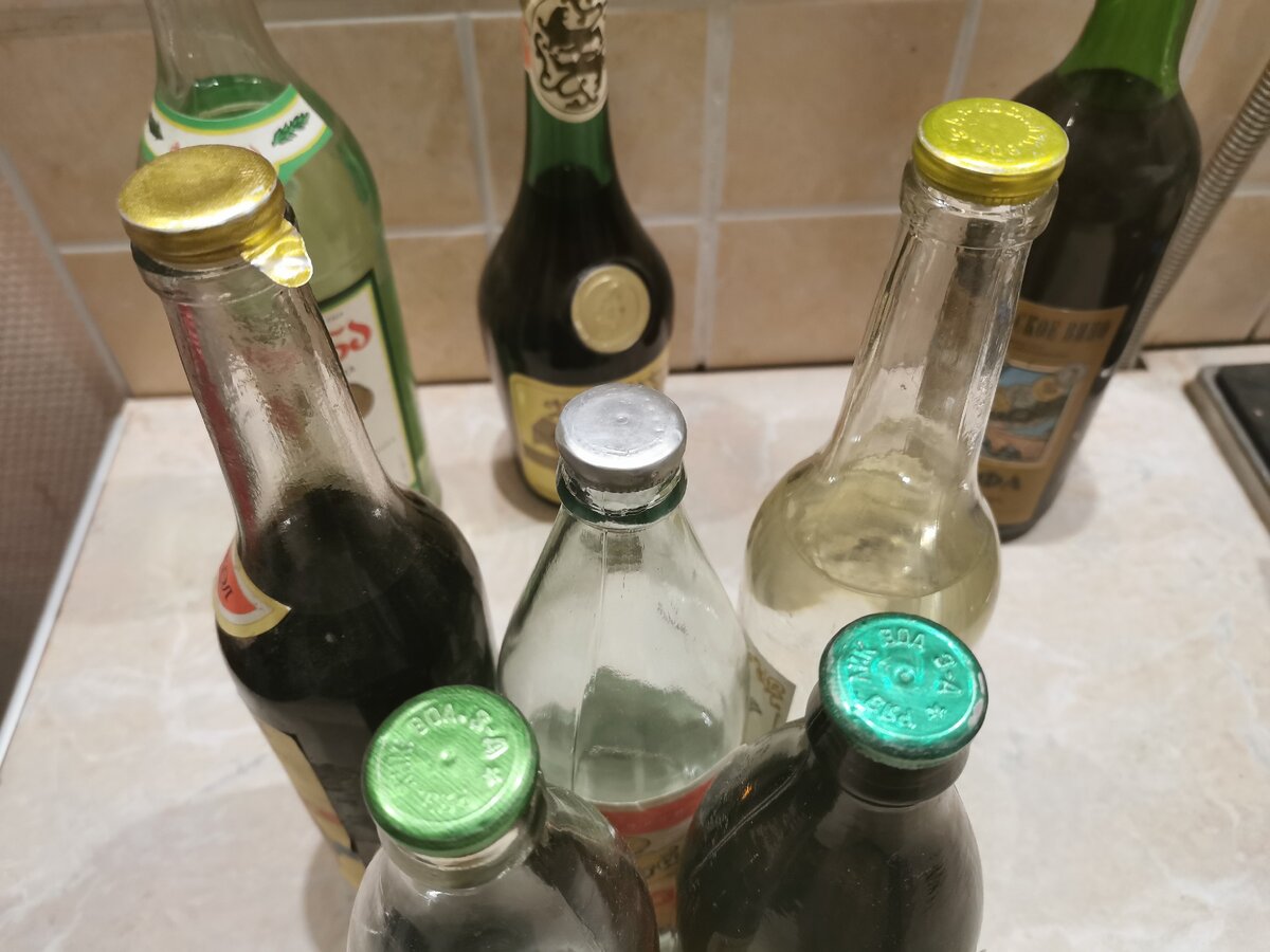 Часть бутылок закрыта "бескозырками" и только одна - с козырьком. Сразу вспомнился анекдот про Брежнева и ветеранов...