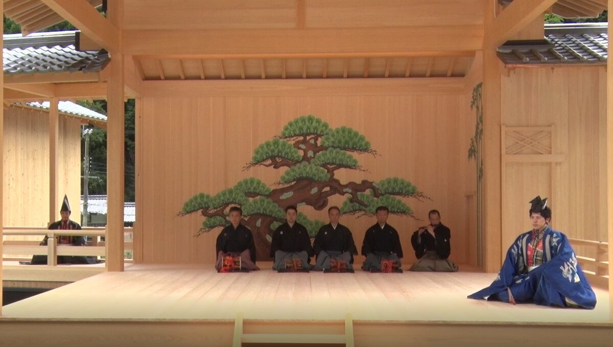 Актер, исполняющий роль старика, сначала появляется без маски