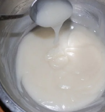 Для приготовления берут 30 г желатина, разбавляют его 4 столовыми ложками кефира комнатной температуры. 