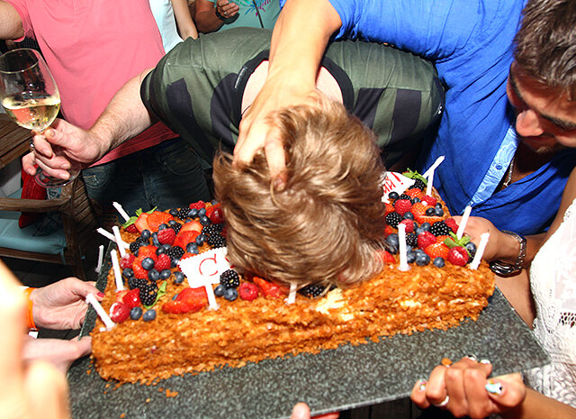 Кидает торт. Торт в лицо на день рождения. Торт с лицом девушки.