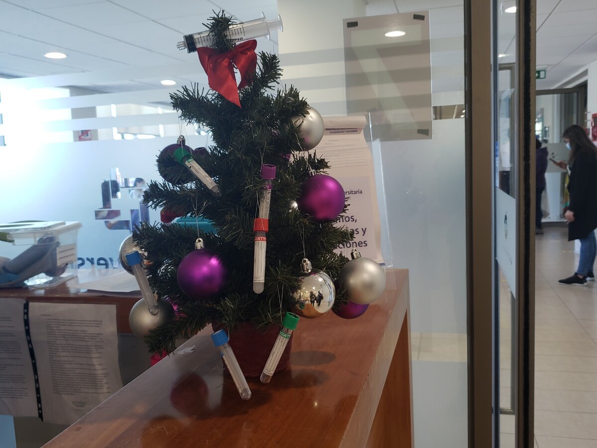 Елка в чилийской поликлинике