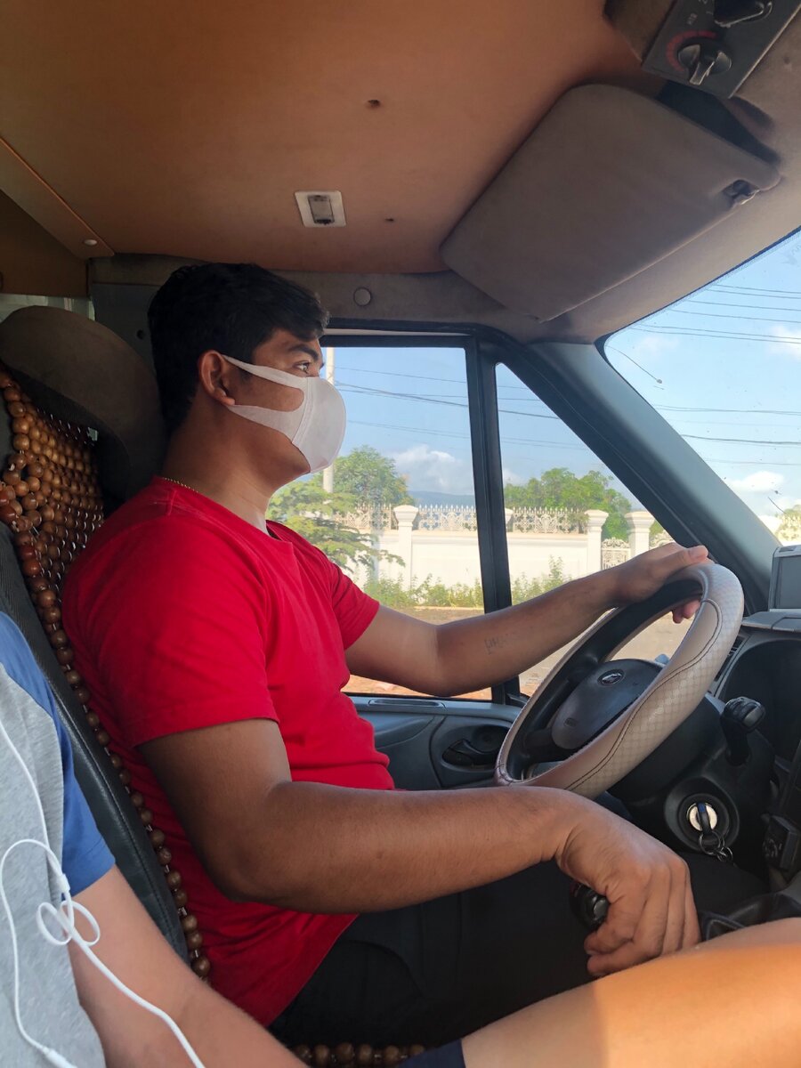 Водитель уже в маске