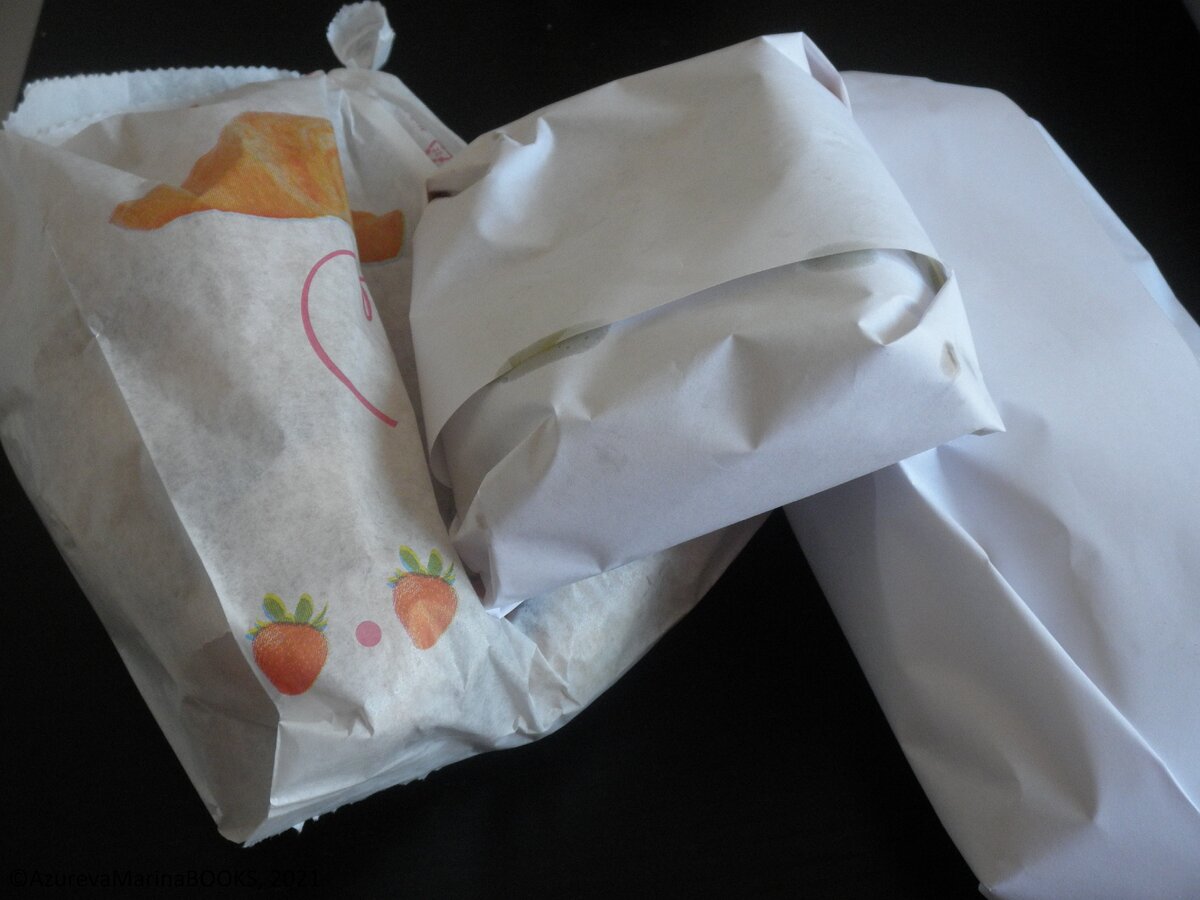 Продавец в булочной вот так упаковывает каждую покупку. 