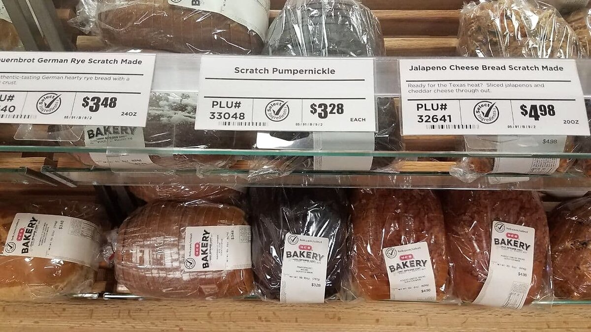 Самый вкусный хлеб. Его пекут в местной пекарне :) Листайте вправо ->