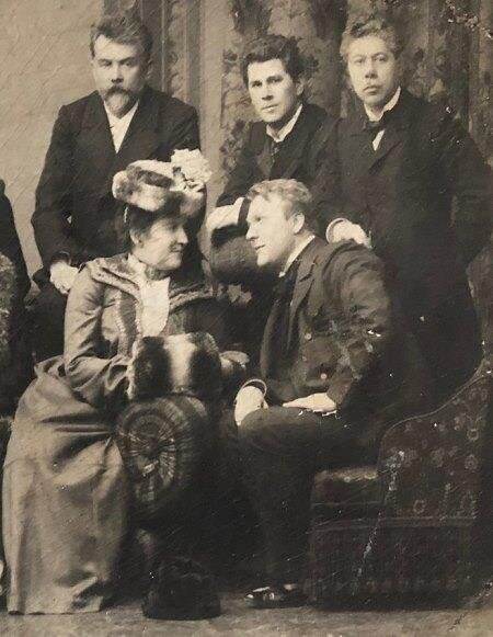 М. А. Дейша-Сионицкая и Ф. И. Шаляпин на групповой фотографии артистов Большого театра. Между 1899 и 1903 гг.