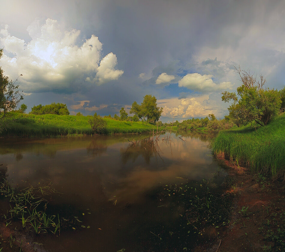 Погода картина. Деревня перед грозой пейзаж живопись. Водоем перед грозой. Фотоснимки реки перед грозой. Картины гроза на реке.