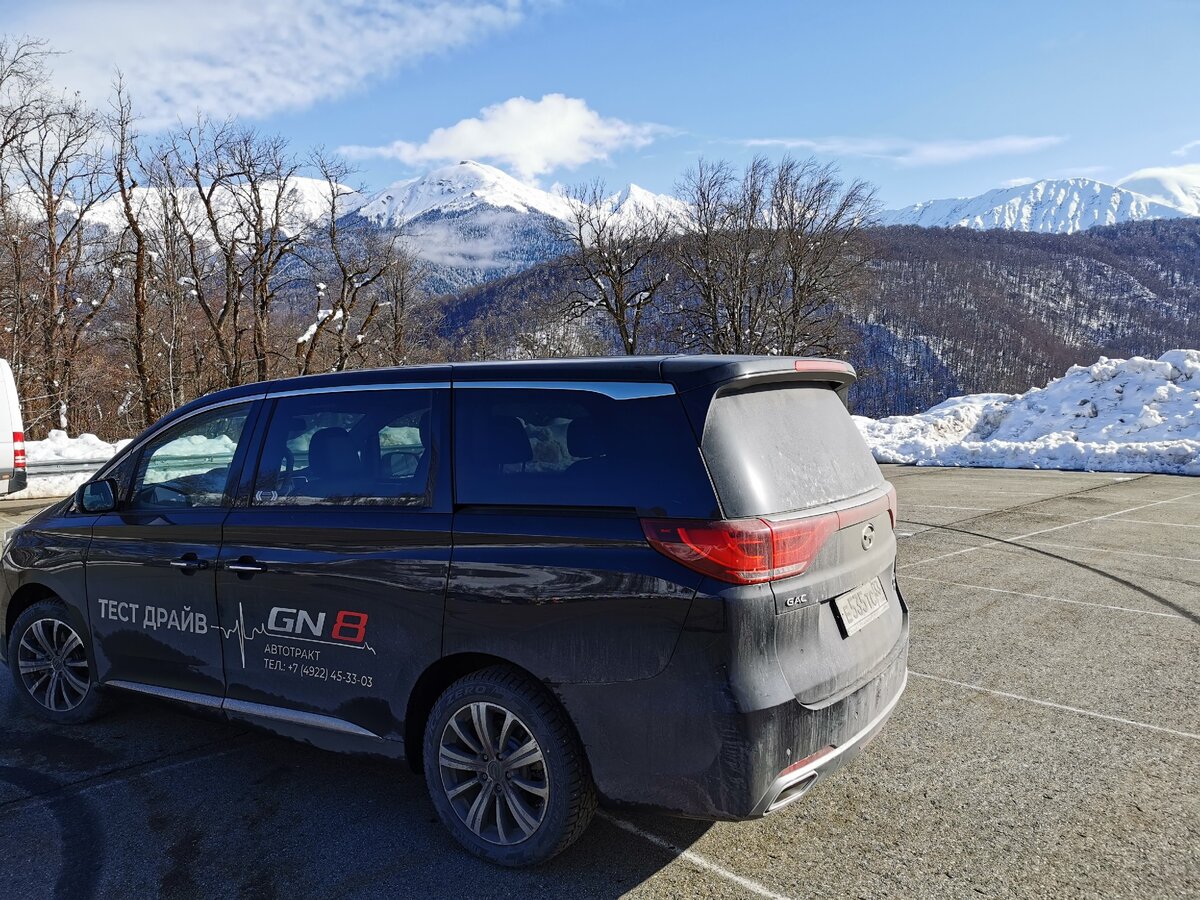 Вэны на горнолыжных курортах - в почете. Вся снаряга влезет. И может даже без багажника на крыше.