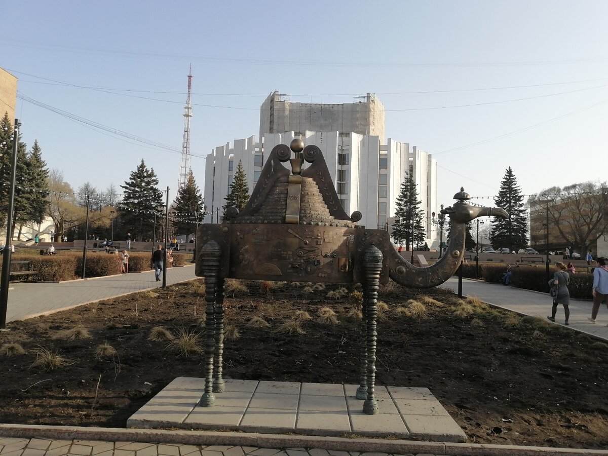 И вот он, драмтеатр. Как видно на снимке, ещё ремонтируется. Но спектакли уже идут. А на первом плане один из Челябинских верблюдов. Красавец!