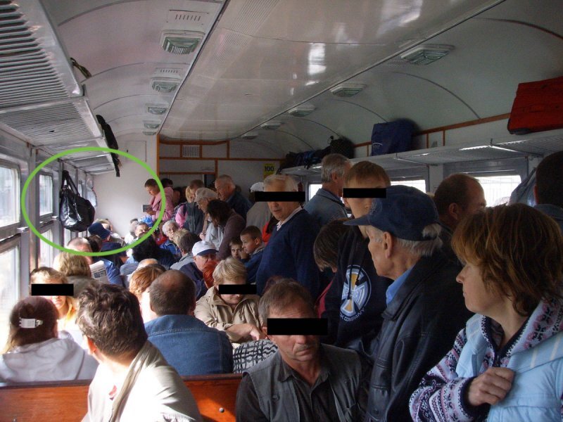 Сумка над головой это как  грязные штиблеты на ней, пассажир скукожился, если выпрямит шею упрется в днище грязного тюка.