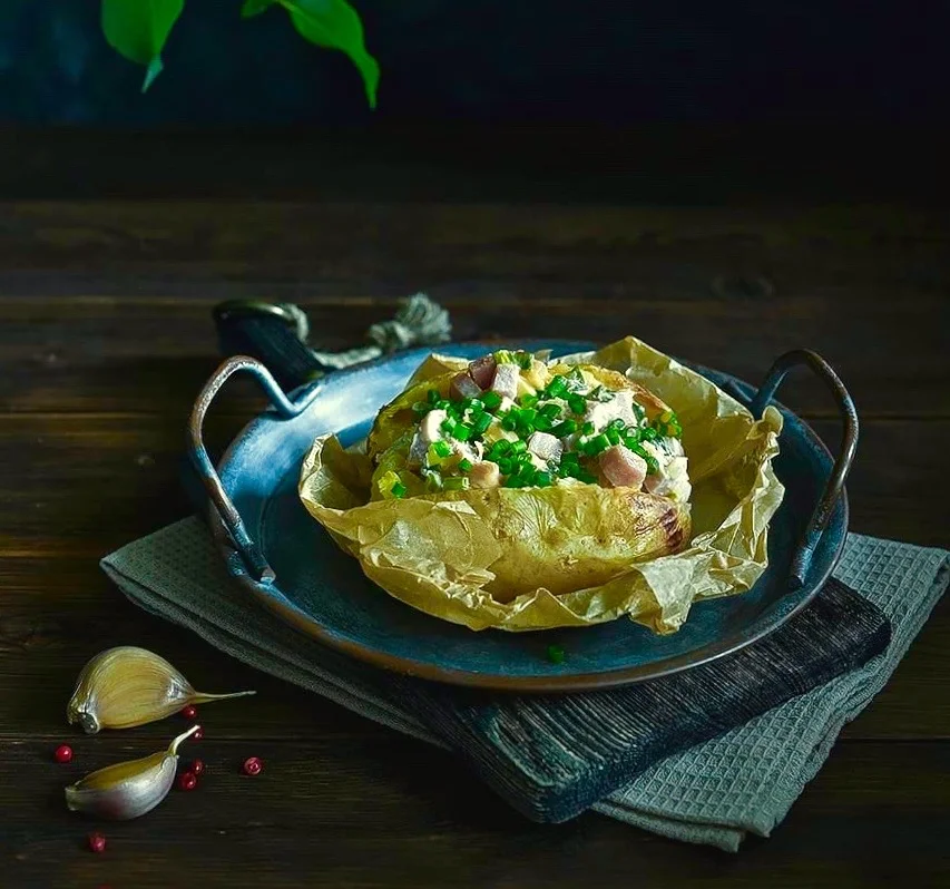 Картофель фаршированный скумбрией. 