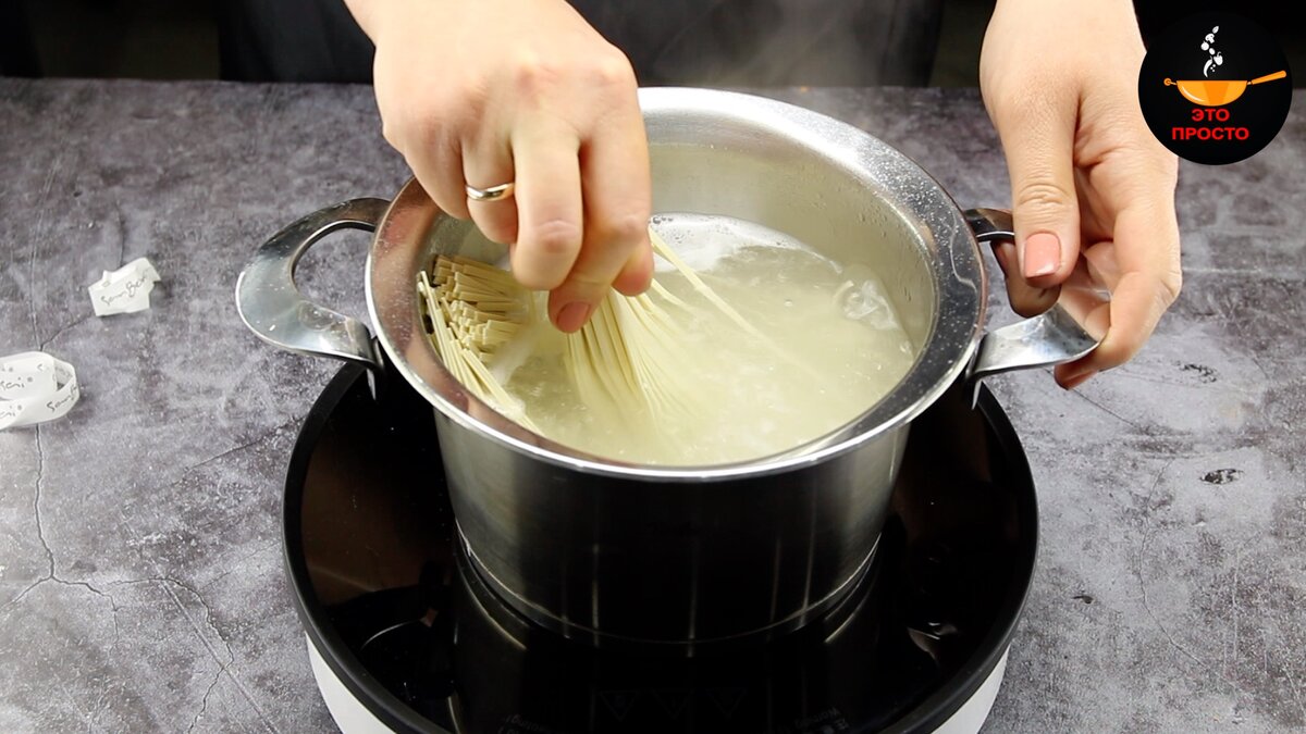 Просто вок. Вермишель китайская которую кидают в кипящую воду. Лапша которую варить 5 минут. Как варить лапшу в масле. HAOHUANLUO лапша как готовить.