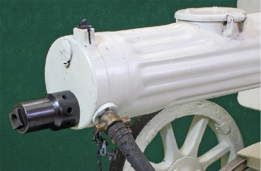 Среди особенностей М1910 так же можно отметить и замену дульного тормоза. 