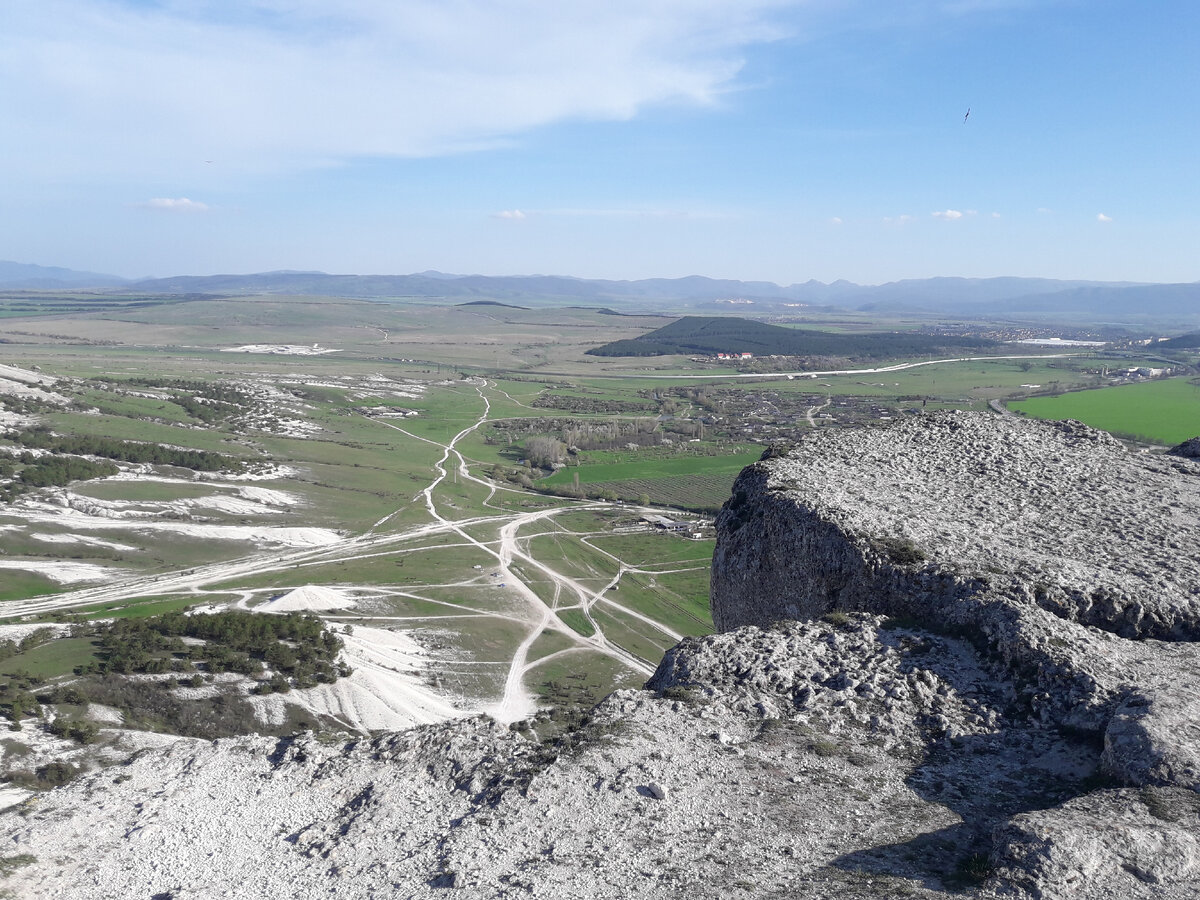 Черные камни белая скала где